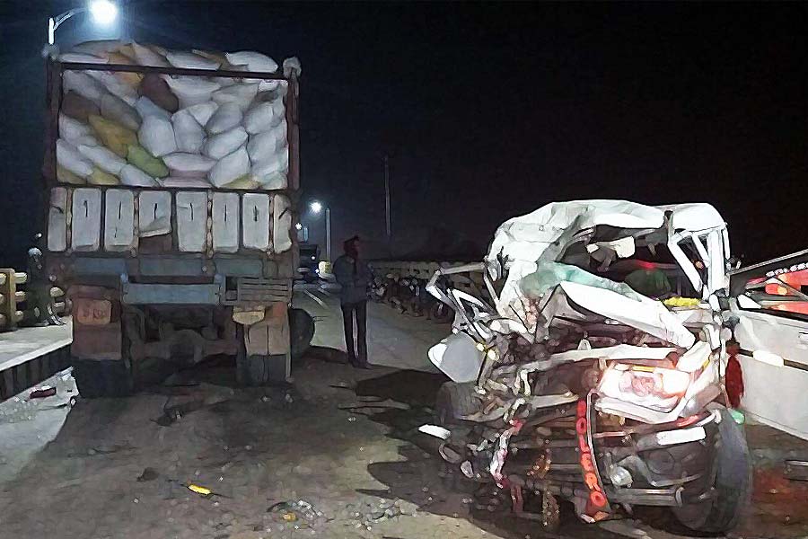 Canter ran over a car parked on the roadside in Haryana, 4 people died tragically