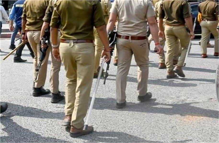 अधिकारियों